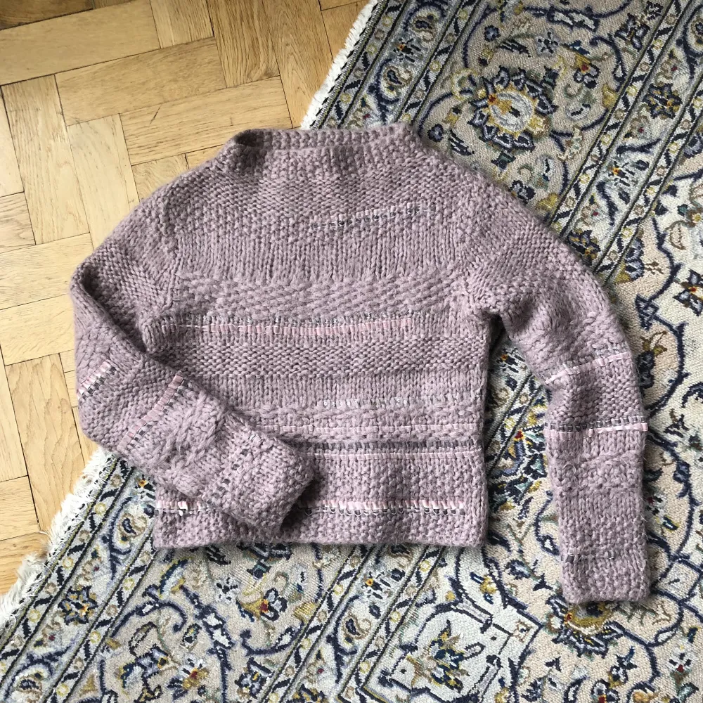 Så söt stickad tröja från Philosofi Di Alberta Ferretti! Så snygg modell med lite turtle-neck☺️violett/gammelrosa som är så snyggt! Men bäst av allt, invävda sammets- och glitterband i tröjan! Unik detalj 🥳 passar XS-M. Stickat.