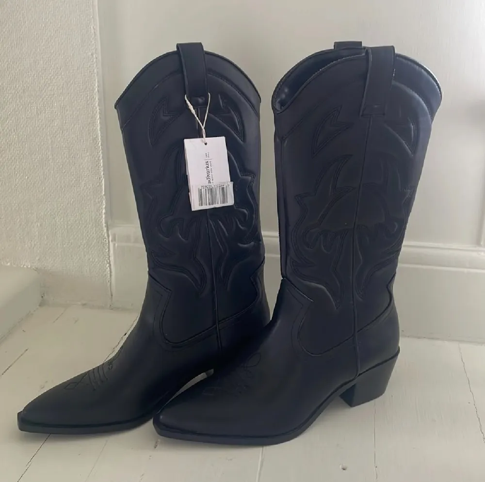 Jättefina svarta cowboy boots i storlek 38. Köpta från stradivarius. . Skor.