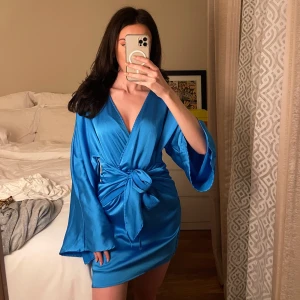 Gina Tricot Klänning  - Säljer denna blåa klänning från Gina tricot. Använde den ett fåtal gånger endast. Strolek XS dock är den väldigt ”luftig” så den känns större. Snörningen runt midjan går att dra ut hur mycket eller lite man vill! 💘