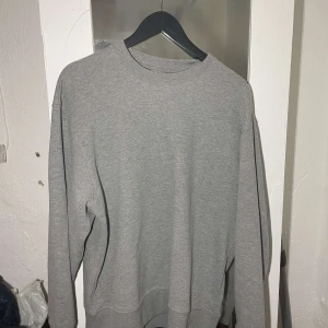 Topman tröja - Superfin tröja från topman, grå i storlek L, knappt använd så i nyskick. Nypris runt 500kr.