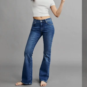 Low waist bootcut - precis köpt dom. Dom är lägre än dom ser ut. Super snygga