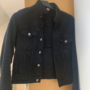 Jeans jacka - Jeans jacka som Jag köpte men inte använder längre då den är för liten 