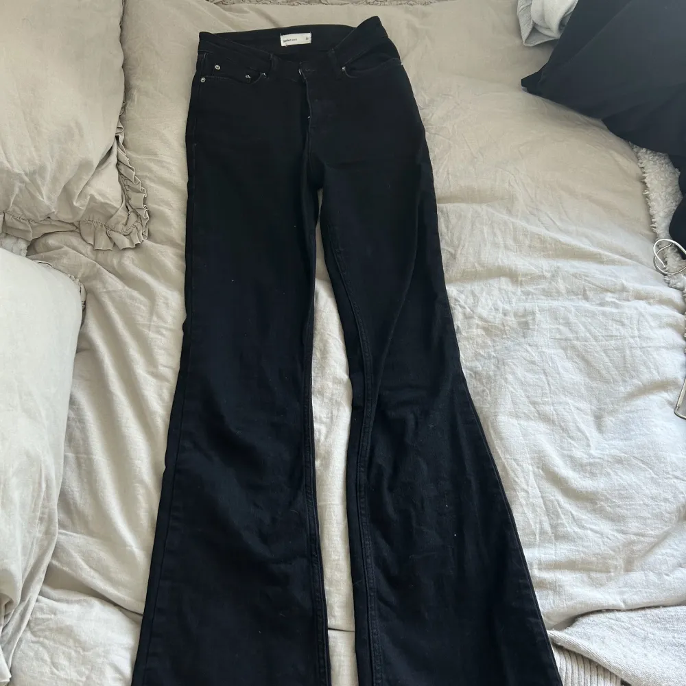 Svarta bootcut jeans från gina tricot i storlek 32. Nästan helt nya, passar dock inte mig då dem är lite förkorta för mig. . Jeans & Byxor.