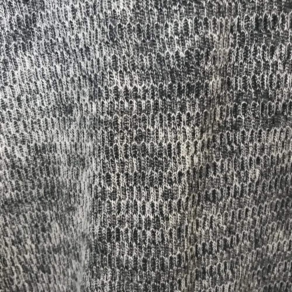 En grå stickad tröja från Urban outfitters. . Stickat.