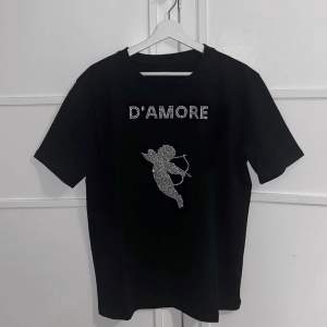 Hej hörni! Mitt UF säljer nu limiterade rhinestone T-shirt. Detta gäller först till kvarn!! Tröjorna är UNISEX, vilket passar både män & kvinnor. Inga prisförslag då detta är mitt UF & GRATIS FRAKT🫶🏽 Vi finns på insta också @damore.uf Hälsningar 🫶🏽