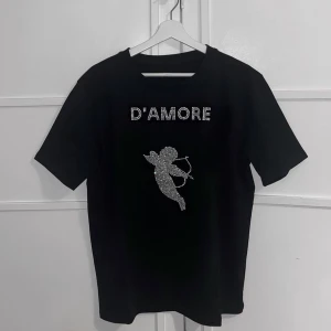 Rhinestone T-shirt  - Hej hörni! Mitt UF säljer nu limiterade rhinestone T-shirt. Detta gäller först till kvarn!! Tröjorna är UNISEX, vilket passar både män & kvinnor. Inga prisförslag då detta är mitt UF & GRATIS FRAKT🫶🏽 Vi finns på insta också @damore.uf Hälsningar 🫶🏽