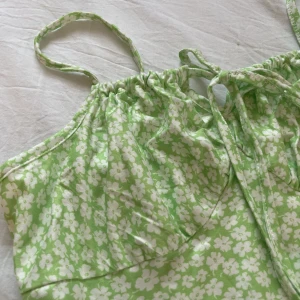 Klänning  - Jätte fin oanvänd klänning från shein. Köptes för 160. Kontakta för fler bilder 