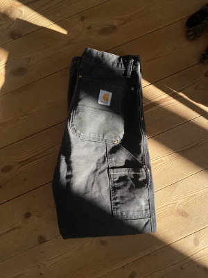 Carhartt Braller  - Carhartt byxor köpta på skatehallen i karlstad, bra skick, urtvättad vintige look(: Köparn står för frakt! Som de syns på bild tre har min kompis sytt upp dom lite, men bara att sprätta upp. 