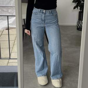 Säljer dessa jeansen i en light wash! Sitter supersnygg och är lagom i längden på mig som är 171 cm. Frakt tillkommer🙌🏼❤️