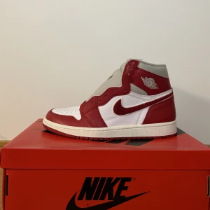 Air Jordan 1 High Varsity Red - Säljer dessa oanvända, storlek 43