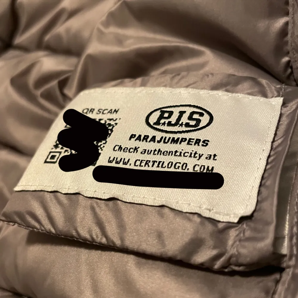 Äkta PARA JUMPERS vår jacka köpt på NK i Stockholm 2019-2020 vintern och använd fåtal gånger då skicket är som nytt. Hittar ej kvitto, däremot finns det QR scan inne i sidan av jackan. Hör av dig för mer information samt fler bilder.. Jackor.