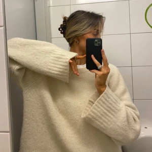 Beige stickad tröja - Säljer den här as mysiga beiga tröjan jag tyvärr inte får någon användning för. Den är super skön och varm och passar perfekt nu mellan vintern och våren. Obs: första bilden är lånad men ser ungefär lika dan ut. (Pris kan diskuteras) Använd fåtal gånger!