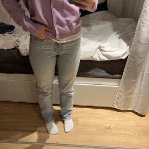 Jeans - Mid waist jeans från HM, perfekt färg nu till våren. Storlek 26, jag har storlek 36 och de passar mig. Fint sick! Hör av dig vid frågor och pris kan diskuteras vid snabb affär.