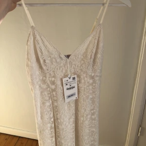 Klänning Zara - Helt oanvänd klänning från Zara.