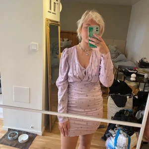 Adoore klänning - Storlek 34, oanvänd för liten Köpt på sample sale, skönhetsfel kan förkomma.