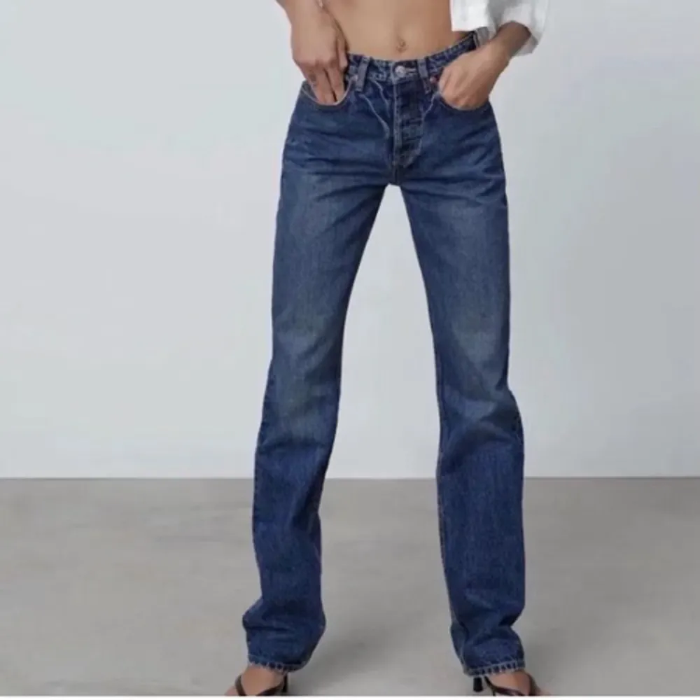 Ett par midrise straight zara jeans i fint skick. Storlek 36. Kan skicka egna bilder om de önskas. Jeans & Byxor.