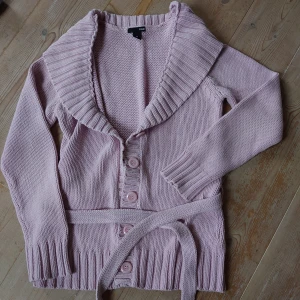 Rosa stickad kofta  - Rosa stickad kofta från H&M. Är i bra skick. 