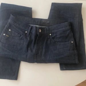 Jeans Tiger of Sweden  - Mörkblå jeans i nyskick  Storlek 29/32” Modell Pistolero