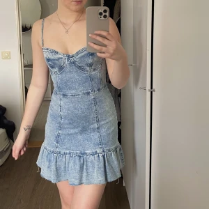 Jeansklänning - Superfin sommarklänning i jeans färg! En klänning som är väldigt stretchig i materialet så den är väldigt skön och inte alls stel att ha på sig! Endast använd 2 gång
