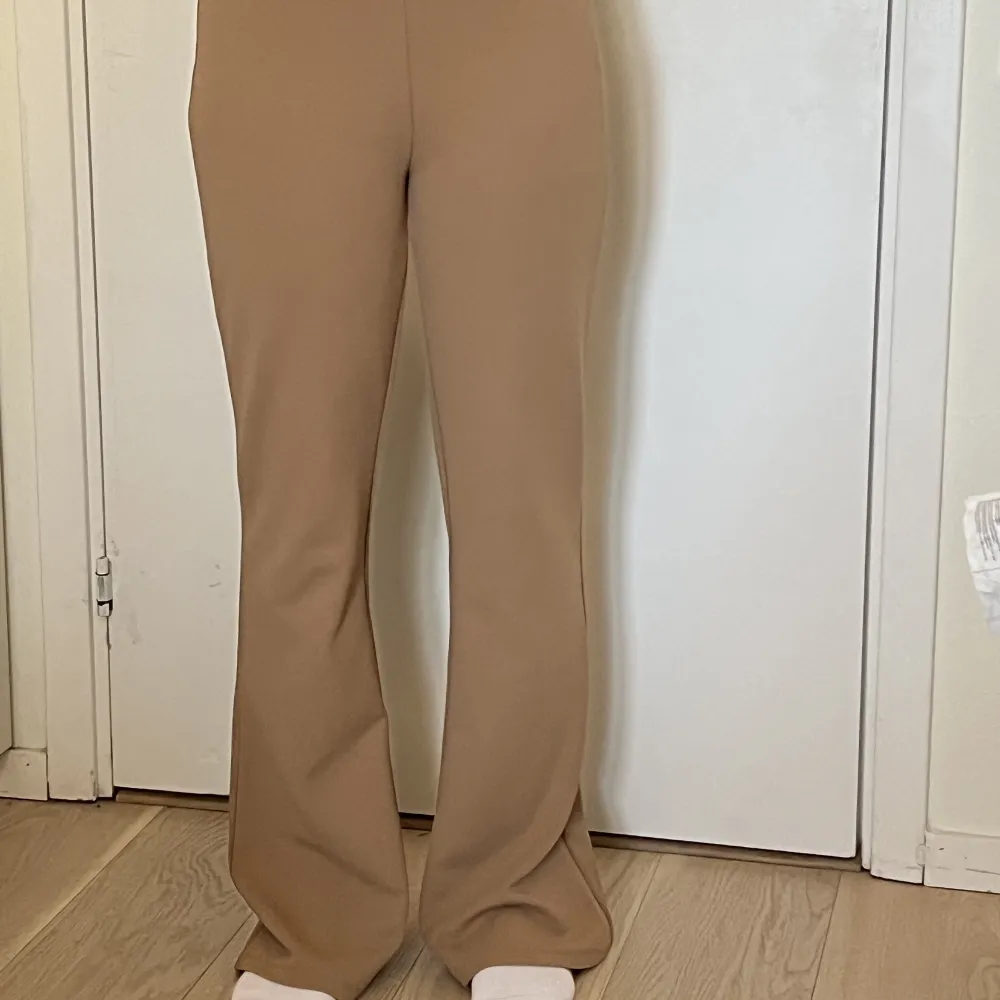 Jättefina khaki färgade byxor i perfekt skick! Skönt och stretchigt material som funkar till många olika stilar. Köpta för ett tag sedan men knappt använda. Modellerat av min lillebror (ca storlek small) - Tack Mio🙏 . Jeans & Byxor.