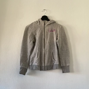 Huvtröja - Aningen missfärgad. 