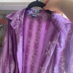 Snygg vintage skjorta - Snygg skjorta i vintage stil. Storlek UK 14 men passar xs-s kanske m också om man vill att den ska sitta fitted. Superbra kvalitet och precis som ny!