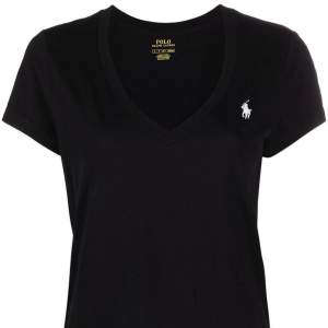 V-ringad T-shirt från Ralph Lauren i storlek L 🤍 Tröjan är marinblå med vit logga på bröstet 🤍 Samma modell som första bilden bara annan färg 🤍 Använd 3 gånger  (Nypris: 750kr)