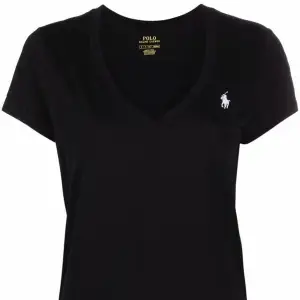 V-ringad T-shirt från Ralph Lauren i storlek L 🤍 Tröjan är marinblå med vit logga på bröstet 🤍 Samma modell som första bilden bara annan färg 🤍 Använd 3 gånger  (Nypris: 750kr)