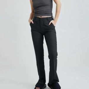 Kostymbyxor BikBok - Åtsittande passform vid rumpa och lår samt loose/straight nertill, Midwaist + öppna fickor fram och stängda bak  Bra skick😁 Sprättade nertill för en längre passform. Innerbenslängd enligt hemsidan: 75cm. 1a bilden lånad av @hannaabergens video på tiktok