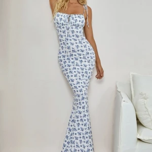 Klänning - Jättesöt klänning från shein. Materialet är väldigt skönt och bra! Justerbara band😌 frakt tillkommer. Endast testad. Pris kan diskuteras!