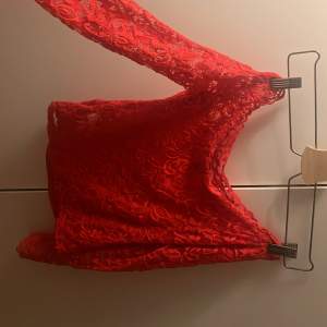 Röd off shoulder spets tröja från HM med genomskinlig rygg Använd en gång på halloween Frakt 69kr