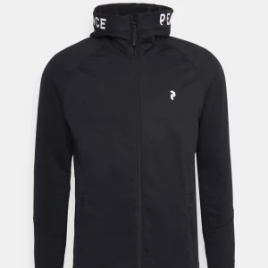 Peak Performance Rider Zip Hood - En svart fleecetröja från Peak Performance i storlek M (herr storlek).  Ordinariepris: 1 500kr  Säljespris: 750kr  Kan mötas upp i Stockholm annars står köparen för frakten. 