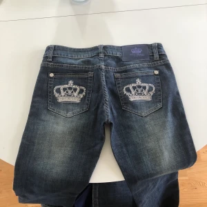 Victoria Beckham lågmidjade stl 29 - Superfina lågmidjade Victoria Beckham jeans. Stl 29.  Inte mycket använda.  Hör av dig om du vill ha mått.  Bud från 500 kr 
