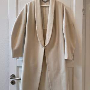 En jätte fin och härlig ull kappa från Stella McCartney nästan aldrig använd och original priset är 15,000 men säljer för 6000