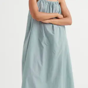 Otroligt fin turkos-ljusgrön klänning från HM💫💫 Helt oanvänd, råkade beställa en storlek för liten, den är storlek S och lappen sitter kvar❤️ Frakt 39kr 🚚 Kontakta vid intresse✨💗