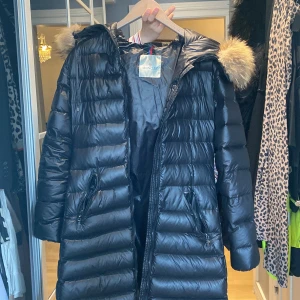 Moncler jacka  - Ej äkta ganska så sliten darför säljer billigt pris 