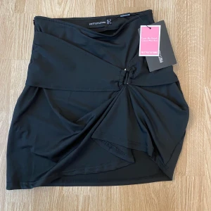 Minikjol - En skitsnygg mini kjol i strl 6/34. Aldrig använd endast provad