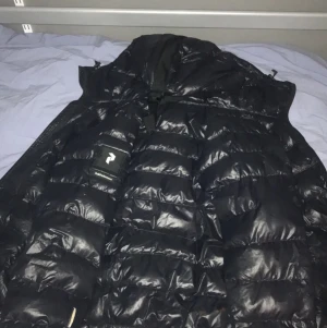 Peak performance jacka size M - Den har ett litet hål vid armen som man kan se på bilden