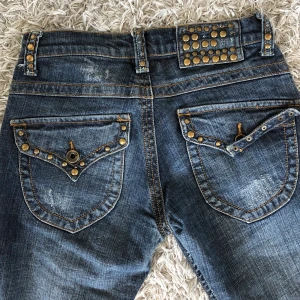 Low waisted jeans! - Ett par skit snygga och coola jeans! De är low rise och straight/bootcut vid benen!❤️(de sitter alltså INTE som skinny jeans!🥰de har en skada vid gylfen som inte syns när man har på sig jeansen! Annars är de som nya i perfekt skick😘