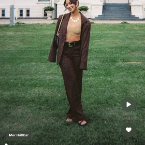 Populära kostymbyxor - Säljer dessa bruna kostymbyxor Aldrig använda!! Nypris 550kr