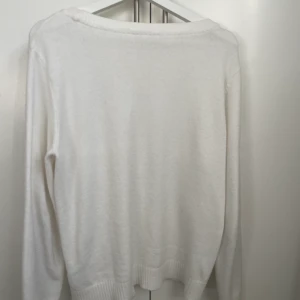 Stickad tröja  - Säljer denna söta vita stickade tröjan från veromoda. Storlek L, men sitter som en M, passar självklart S också. ❤️‍🔥