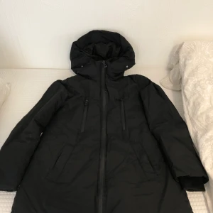 Zara vinterjacka  - En vinterjacka från Zara som håller utmärkt under vintern och är jätte varm med pälsen inuti jackan, den har inga problem och har använt den under en vinter och vill sälja den för att den har börjat bli liten💕