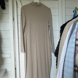 Klänning - Jätte fin klänning jag aldrig använt, nypris 399kr, kan fixa bild på hur den ser ut på