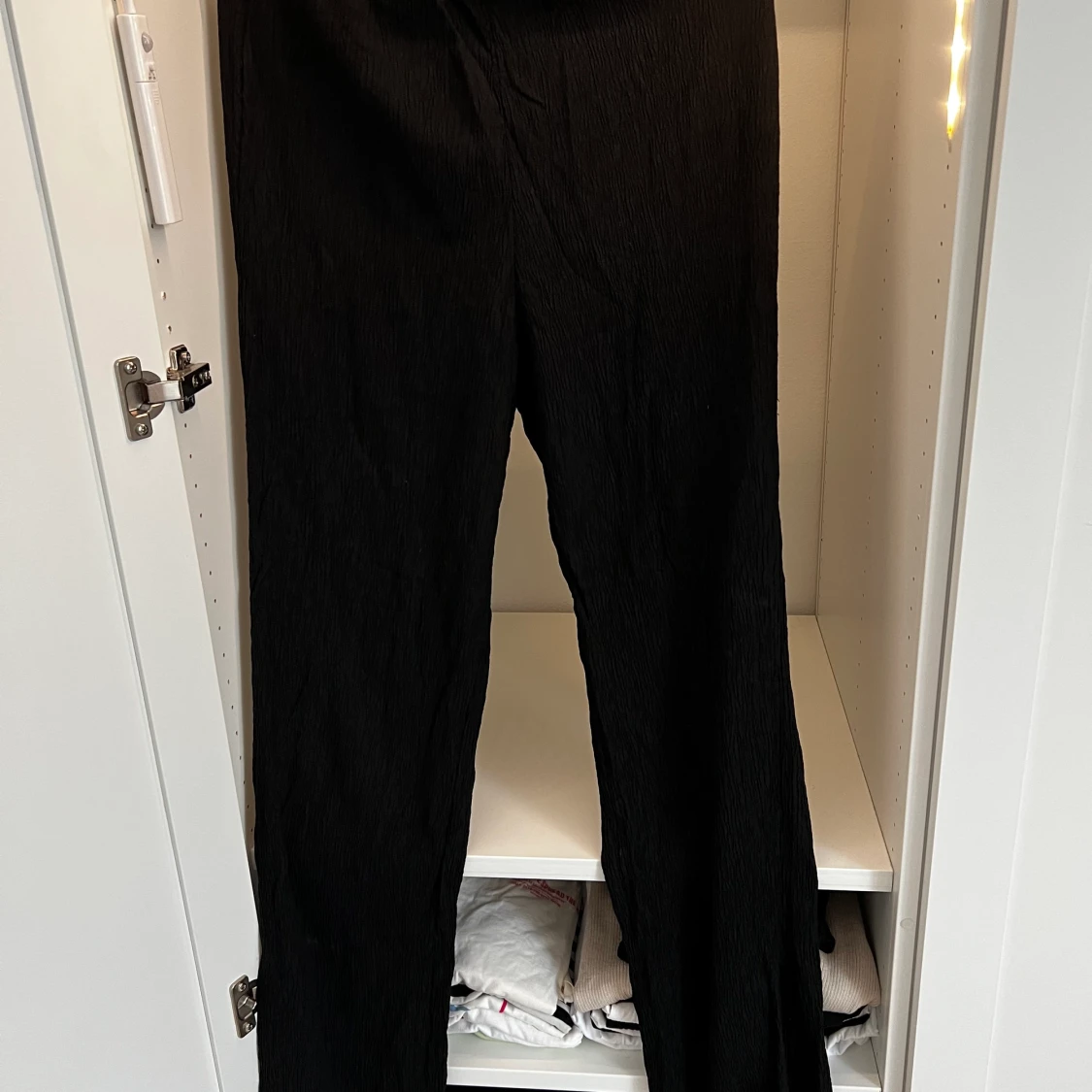 Svarta byxor med slits