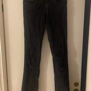 Ett par svarta snygga low Rise jeans med straight fit 💕 inga defekter alls. Köpta på zalando