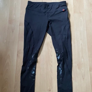 Svarta ridbyxor  - Säljer mina svarta ridbyxor från Svea equestrian. I storlek 160 men som XS-M