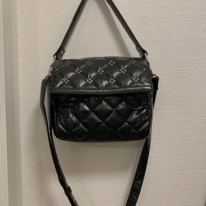 Väska från Núnoo - Jättefin väska från Núnoo sin kollektion tillsammans med norska influencern Sophie Elise 🤍 💗säljer då den inte kommer till användning  💗mycket fint skick  