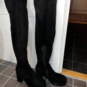 Overknee klackar  - Overknee klackar i strl. 39 Använda 1 gång, fint skick.  Klackhöjd 3,5 cm utan platå, totalhöjd med platå 7cm.