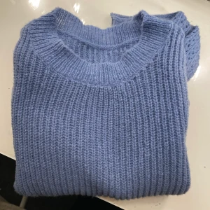 Stickad tröja  - En blå jätte fin stickad tröja i storlek s men passar för xs också , använd ca 3 gånger .