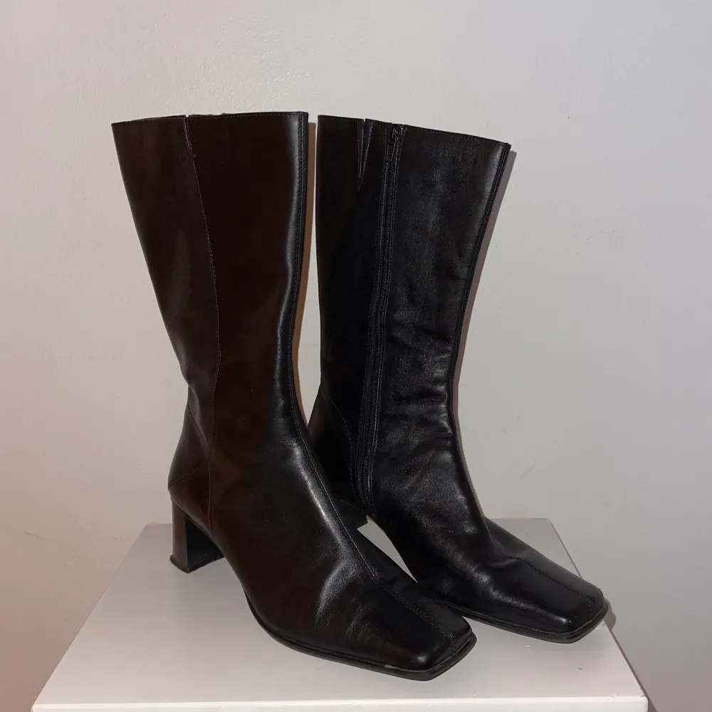 ✨!BOOTS BOOTS BOOTS!✨ Svarta leather boots I topp skick Frakt 60kr  (OBS! Säljer inte under 500kr). Skor.
